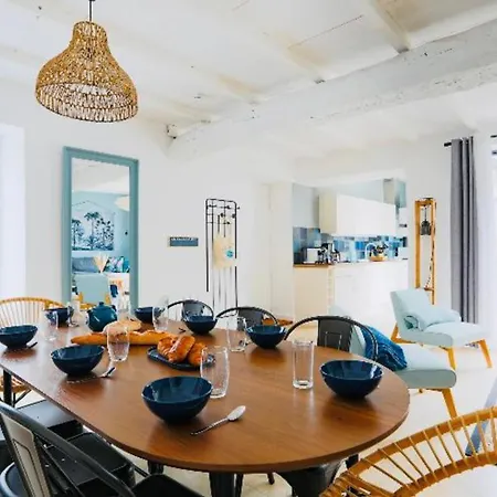 בית נופש Charming With Courtyard *