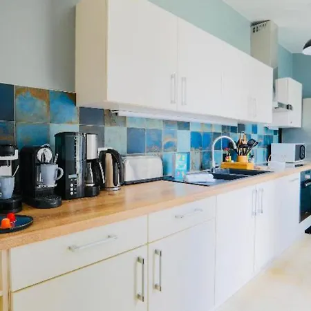 Charming With Courtyard בית נופש