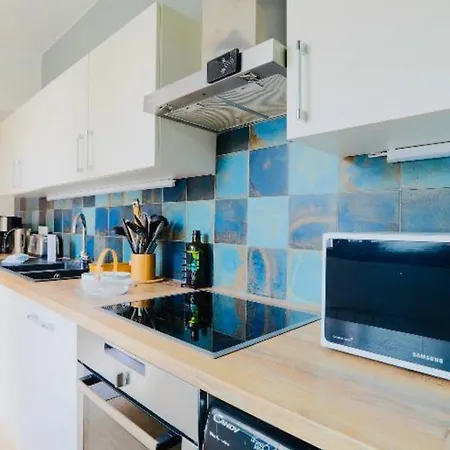 בית נופש Charming With Courtyard