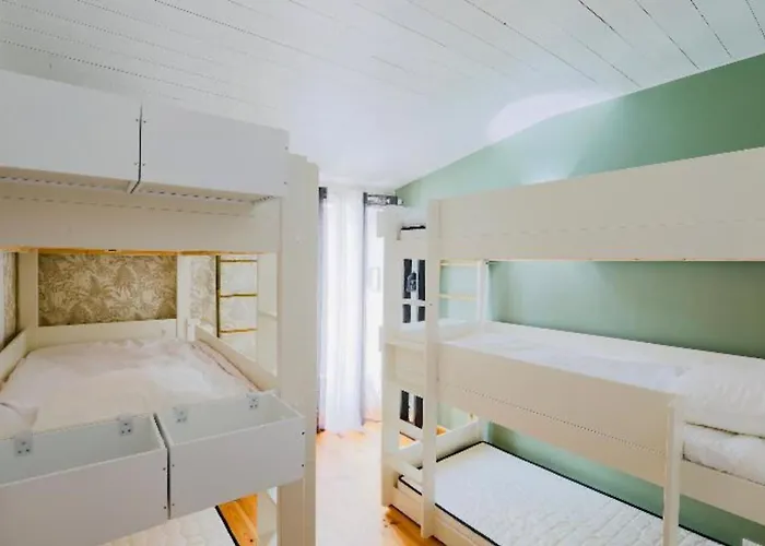 Charming With Courtyard Hébergement de vacances