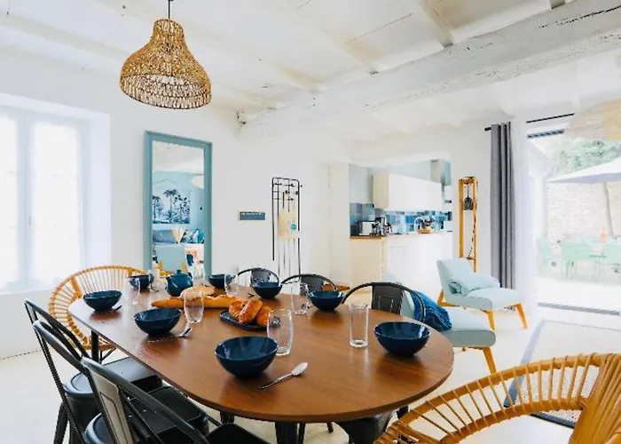 Hébergement de vacances Charming With Courtyard *