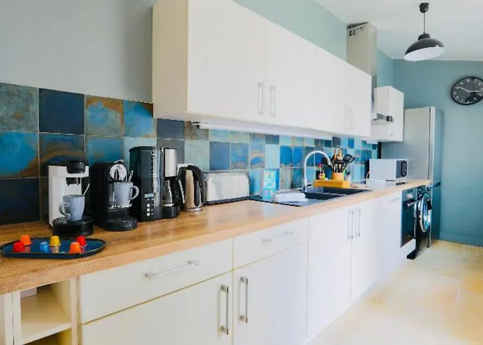 Charming With Courtyard Hébergement de vacances