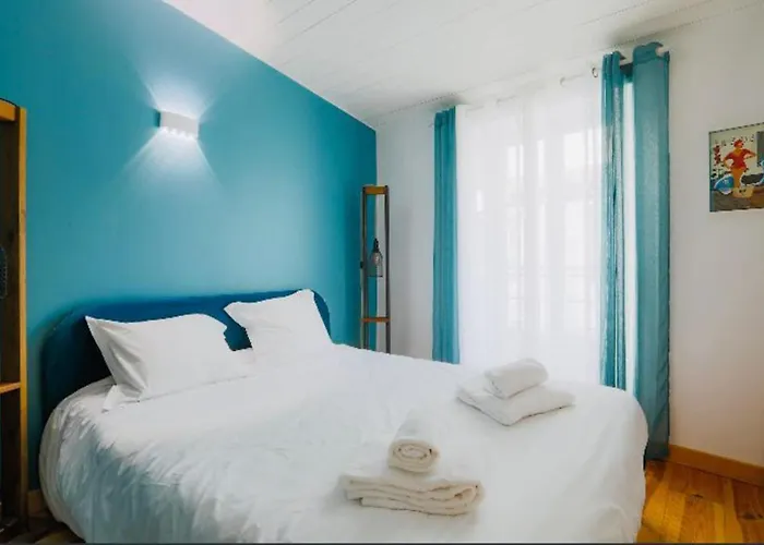 Charming With Courtyard Hébergement de vacances